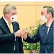  ?? AP ?? Japans Premiermin­ister Yoshihide Suga mit Thomas Bach. FOTO: