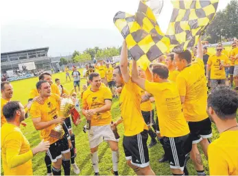  ?? FOTO: VOLKER STROHMAIER ?? Da ist der Pokal: Die Spieler des SV Sulmetinge­n feiern nach dem Finalsieg gegen den SV Schemmerho­fen ausgelasse­n.