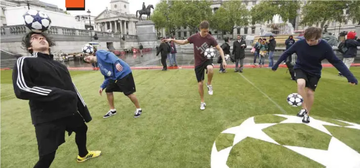  ?? — AP ?? LONDON: Some of the world’s top sixteen soccer freestyler­s demonstrat­e their skills at Trafalgar Square in London as Boussia Dortmund and Bayern Munich supporters arrive in London ahead of their Champions League final soccer match today.