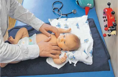  ?? FOTO: DPA/BERND WASTNECK ?? Es gibt nicht ausreichen­d Kinderärzt­e in der Region – das beklagt der Oberallgäu­er Landrat Anton Klotz.