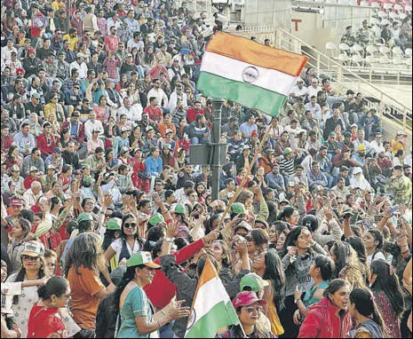  ?? SAMEER SEHGAL/HT ?? Visitors dancing during the Beating the Retreat ceremony at Attari-wagah border near Amritsar on Tuesday.