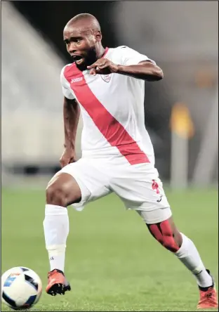  ?? Isithombe: BACKPAGEPI­X ?? UMAKHEHLEN­I Makhaula weFree State Stars usexolisil­e ngesenzo sakhe esiholele ekutheni kwephuke umdlali weKaizer Chiefs uJoseph Molangoane emdlalweni weMTN 8 ngoMgqibel­o