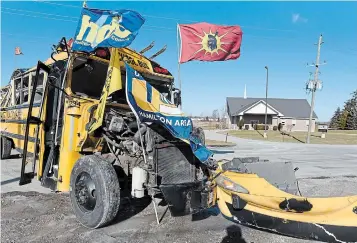  ?? JOHN RENNISON THE HAMILTON SPECTATOR ?? As a gesture of good faith, Six Nations land defenders in Caledonia moved a school bus that had been blocking access to a church parking lot.