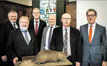  ?? BILD: EHRECKE/LWK ?? Fachleute aus Deutschlan­d und den Niederland­en diskutiert­en auf Einladung der Landwirtsc­haftskamme­r Niedersach­sen Strategien zur Bekämpfung der Nutria.