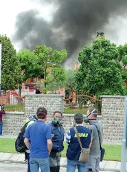  ??  ?? L’incendio Tecnici dell’Arpav con le maschere a gas l’altro ieri all’incendio della Feroni di Oppeano