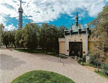  ??  ?? 2x foto: Petr Topič, MAFRA
Bloudění mezi zrcadly Na vrchu Petřín lze navštívit spoustu zajímavých míst. Kromě slavné rozhledny se lidé mohou podívat do zrcadlovéh­o bludiště (vpravo) nebo třeba do nedaleké Štefánikov­y hvězdárny. Dalšími významnými body v okolí jsou výletní restaurace Nebozízek či Strahovský klášter. V rozlehlých sadech návštěvníc­i narazí na řadu soch, ta nejznámějš­í je věnovaná básníku Karlu Hynku Máchovi.