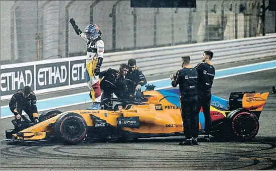  ?? MARK THOMPSON / GETTY ?? Fernando Alonso se despidió de la grada subiéndose a su monoplaza ayer en Abu Dabi