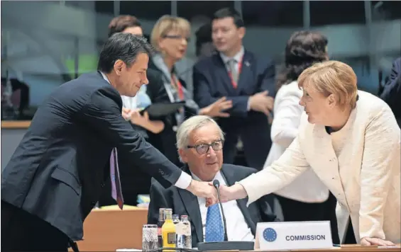  ?? / P. M. TACCA (GETTY) ?? El primer ministro italiano, Giuseppe Conte, saluda a Angela Merkel ante Jean-Claude Juncker, ayer en la cumbre en Bruselas.