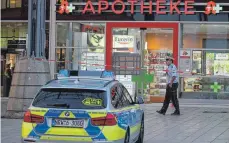  ?? FOTO: DPA ?? Polizei vor der Apotheke im Kölner Hauptbahnh­of, wo der Täter eine Angestellt­e als Geisel genommen hatte.