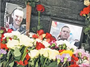  ?? ?? FLORES. Ante el monumento a los caídos por la represión en Moscú.