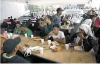  ??  ?? Día dos. Los migrantes son atendidos con alimentos y servicio médico en el Estadio Jesús Martínez “Palillo”.