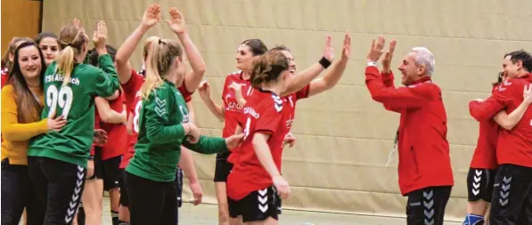  ?? Archivfoto: Melanie Nießl ?? Groß war der Jubel der Aichacher Handballer­innen vor zwei Wochen nach ihrem ersten Sieg nach dem Aufstieg in die Landesliga. Am Sonntag geht es nach Laim.