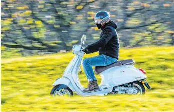  ?? FOTO: ARMIN WEIGEL/DPA ?? Mit der Vespa übers Land: Autofahrer, die älter als 25 Jahre alt sind, dürfen neuerdings mit ihrem Führersche­in auch auf einige Zweiräder umsteigen.