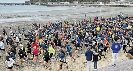  ?? | PHOTO : OUEST-FRANCE ?? Le trail du cap d’Erquy (15 km) vient d’être lancé, une vague de coureurs déferle.