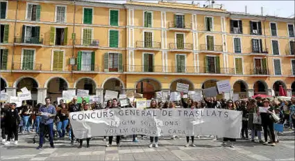  ?? Fotos: EMILIO QUEIROLO ?? La protesta tuvo lugar ayer en la plaza Mayor.