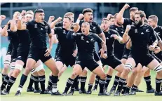  ?? FOTO: AP ?? Die „All Blacks“, das Rugby-Team Neuseeland­s, zeigen vor dem Spiel gegen Namibia den rituellen Tanz Haka, der dem Team Glück bringen soll.