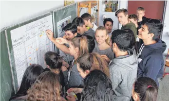  ?? FOTO: JULIUS BRETZEL ?? Die Achtklässl­er markieren, welche Medien sie wie häufig nutzen.