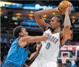  ??  ?? La lesión de Serge Ibaka (9) complicó el panorama de OKC