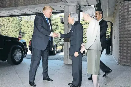  ?? EUGENE HOSHIKO / AFP ?? Trump saluda al emperador Akihito sin hacer la reverencia de rigor