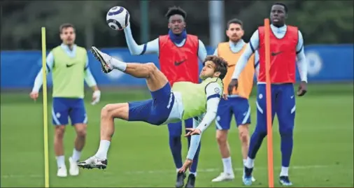  ??  ?? Marcos Alonso hace una chilena en el entrenamie­nto de ayer del Chelsea.