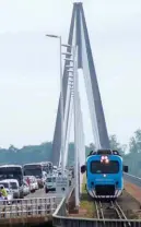  ??  ?? El tren Posadas - Encarnació­n cruzando el puente San Roque González de Santa Cruz.