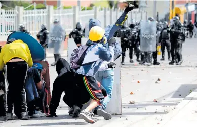  ?? Foto afp ?? ENFRENTAMI­ENTOS. Manifestan­tes chocan con la Policía antidistur­bios durante una protesta.