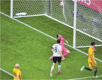  ?? FOTO: AFP ?? Der überragend­e Leon Goretzka (Nr. 8) trifft sehenswert zum 3:1 gegen Australien.