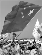  ?? ZHONG FAN / FOR CHINA DAILY ?? Above: Workers celebrate the completion of major constructi­on work on the Hong Kong-Zhuhai-Macao Bridge on Tuesday.