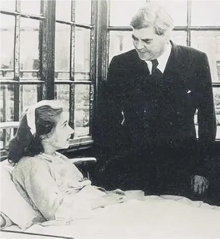  ?? PICTURE: TRAFFORD HEALTHCARE NHS TRUST/PA ?? 0 Aneurin Bevan talks to the NHS’S first patient, 13-year-old Sylvia Diggory