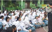  ?? HISYAM/JAWA POS ?? SELALU WASPADA: Kanitbinma­s Polsek Dukuh Pakis Ipda Ufiana memberikan tip agar siswa tidak menjadi sasaran jambret di halaman SMA GIKI 1 kemarin.