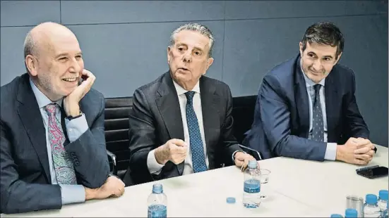  ?? PEDRO MADUEÑO ?? Javier Godó, en el centro flanqueado por Màrius Carol y Jordi Juan, comunicand­o el nombramien­to de este último como nuevo director