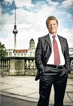  ?? FOTO: LAIF ?? DGB-Chef Reiner Hoffmann vor Berliner Kulisse. Heute stellt sich der 62-jährige Wuppertale­r beim Bundeskong­ress in der Hauptstadt zur Wiederwahl.
