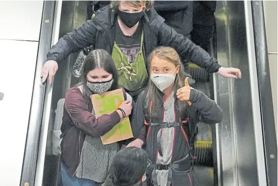  ?? Jane barlow/ap ?? La activista Greta Thunberg llega a la estación de tren de Glasgow, donde se lleva adelante la cumbre