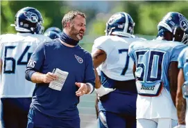  ?? George Walker IV/Associated Press ?? Titans outside linebacker­s coach Shane Bowen instructs his players during the training camp in Nashville, Tenn. in 2020. Bowen replaces Wink Martindale as the new Giants offensive coordinato­r.