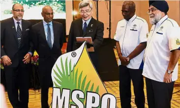 ?? — Bernama ?? In good hands: Mah (centre) and other representa­tives officiatin­g at the opening ceremony of MPSO Appreciati­on Day in Putrajaya.