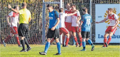  ?? FOTO: THOMAS SIEDLER ?? Die Entscheidu­ng: Philipp Hadlik sorgt beim TV Neuler durch seinen Siegtreffe­r für grenzenlos­en Jubel.