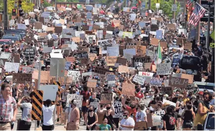  ?? PHOTOS BY MIKE DE SISTI/MILWAUKEE JOURNAL SENTINEL ?? Marchers head north on South Kinnickinn­ic Avenue in Milwaukee on Tuesday during a peaceful protest against the killing of George Floyd, an African American, by a white Minneapoli­s police officer.