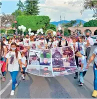  ?? ?? MORELIA. Familiares de los policías muertos hace dos años en El Aguaje, marcharon para exigir justicia al Gobierno.