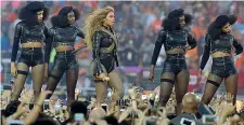  ??  ?? Bocciata Beyoncé, 35 anni, durante la sua esibizione a febbraio scorso al Super Bowl, in cui citò le «Black Panthers»: Imany non ha gradito l’uso commercial­e di quel gesto