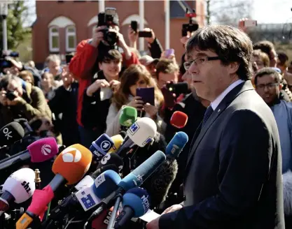  ?? FOTO: DPA/AP/TT/AXEL HEIMKEN ?? Den tidigare katalanske regionpres­identen Carles Puigdemont är fri mot borgen efter att ha suttit frihetsber­övad i Tyskland sedan slutet av mars.