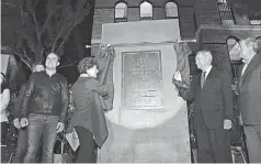  ??  ?? Homenaje. Peggy Dulany develó una placa con su nombre en la Universida­d Carolina, donde reconoció la importanci­a de la educación.