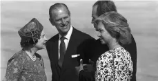  ??  ?? El duque de Edimburgo y la reina Isabel II con los reyes de España Juan Carlos y Sofía.