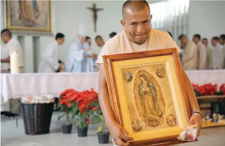  ??  ?? El cardenal Carlos Aguiar ofició una misa en el Reclusorio Oriente, donde bendijo a los presos y las imágenes de la Virgen que le llevaron.