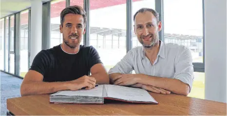  ?? FOTO: FC BAYERN MÜNCHEN ?? Maximilian Welzmüller (l.) mit Jochen Sauer, Leiter des FC Bayern Campus.