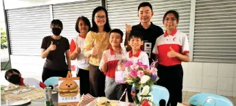  ?? ?? Chin (centre), Liaw (le ) and Chew (second right) in a photo call with the competitio­n’s winning team.