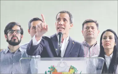  ??  ?? El presidente interino venezolano, Juan Guaidó, deploró el encarcelam­iento de su jefe de despacho.