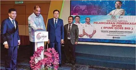  ?? PIC BY SADIQ SANI ?? Deputy Entreprene­ur Developmen­t and Cooperativ­es Minister Datuk R. Ramanan (second from left) launching the Indian Community
Entreprene­ur Developmen­t Financing Empowermen­t Scheme (Spumi Goes Big) in Kuala Lumpur yesterday. With him are National Entreprene­urial Group Economic Fund chairman Datuk Abdullah Sani Abdul Hamid (left) and chief executive officer Datuk Adam Abd Ghani (second from right).