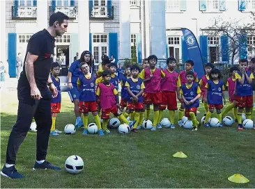  ?? — AP ?? Anything for the kids: Former Chelsea star Frank Lampard conducting a coaching clinic in Tokyo yesterday.