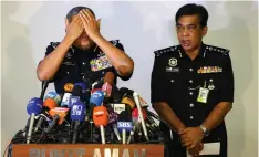  ?? (Athit Perawongme­tha/Reuters) ?? KHALID ABU BAKAR, Malaysia’s Royal Police chief, demonstrat­es yesterday at a news conference in Kuala Lumpur how killers attacked Kim Jong Nam.