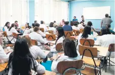  ??  ?? MEDIDA. Los médicos permanecen en asambleas informativ­as.